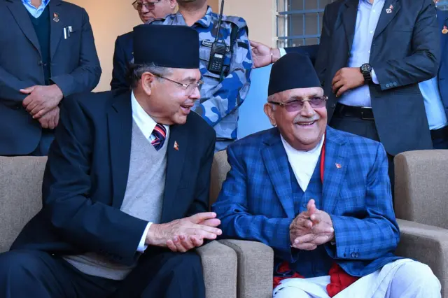 झलनाथ खनाल र केपी ओली