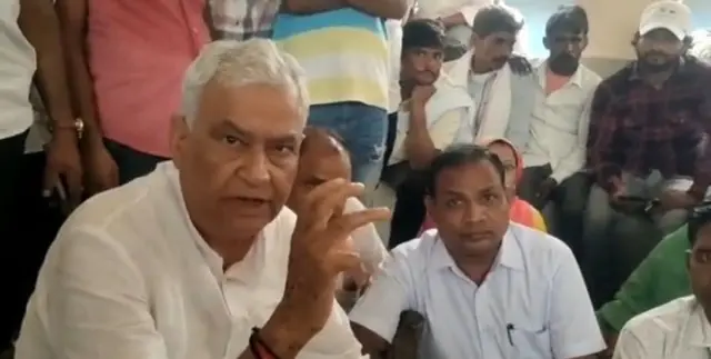 धरने पर सांसद किरोड़ी लाल मीणा.