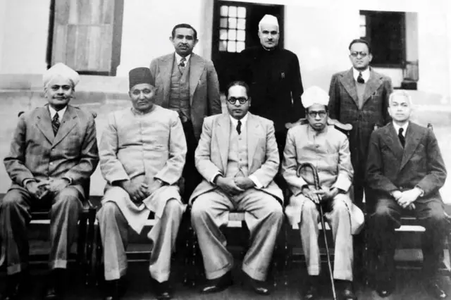 ऑगस्ट 1947 मध्ये संविधान मसुदा समितीच्या सदस्यांसोबत बसलेले डॉ. बाबासाहेब आंबेडकर (मध्यभागी).