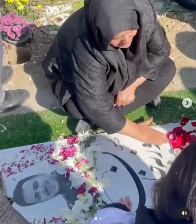  مادری که از مزار پسر دور نمی شود