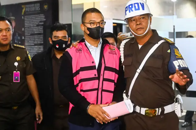 Komisaris PT Jenggala Maritim dan Direktur Utama PT Orbit Terminal Merak, Gading Ramadhan Joedo (kedua kanan) berjalan memasuki mobil tahanan usai ditetapkan sebagai tersangka kasus dugaan korupsi dalam tata kelola minyak mentah dan produk kilang pada PT Pertamina Subholding dan Kontraktor Kontrak Kerja Sama (KKKS) tahun 2018-2023 di Kejaksaan Agung, Jakarta, Selasa (25/2/2025). Kejaksaan Agung menetapkan tujuh tersangka dalam kasus dugaan korupsi tata kelola minyak mentah dan produk kilang pada PT Pertamina Subholding dan Kontraktor Kontrak Kerja Sama (KKKS) tahun 2018-2023.