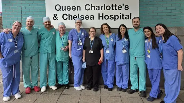 Грейс Лондондаги Queen Charlotte’s and Chelsea касалхонасининг туғруқ бўлими жамоаси назорати остида гўдакни дунёга келтирди.