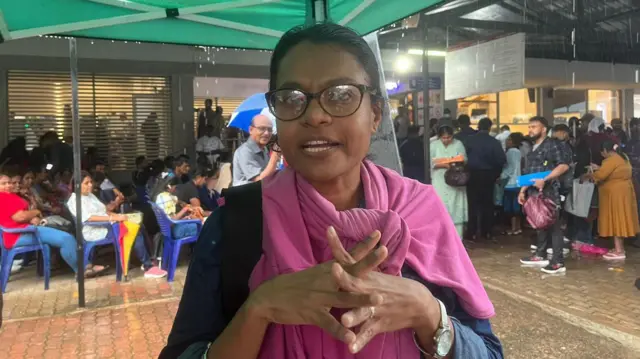 පෙර දින රාත්‍රී 8ට පමණ මෙම පෝලිමට එක් ව තිබූ දේවිකා වර්ණසූරිය 