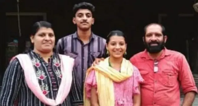 கிருஷ்ண வேடத்துக்கு அவருடைய குடும்ப வட்டாரத்தில் எதிர்ப்பும், விமர்சனங்களும் எழுந்துள்ளன.