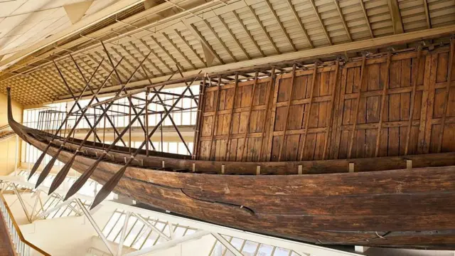 د پاچا خوفو (۲۴۷۰-۲۴۴۷ ق م) د هرم تر څنګ له لرګیو جوړه یوه بیړۍ موندل شوې وه. مصریانو باور درلود چې د هغه له مړینې وروسته، فرعون به له دې په ​​اسماني سفر کې د ملګرتیا لپاره کار واخلي، په دې توګه به له خدای سره یوځای شي او د ابدي ژوند لپاره به بیا را ژوندی شي.