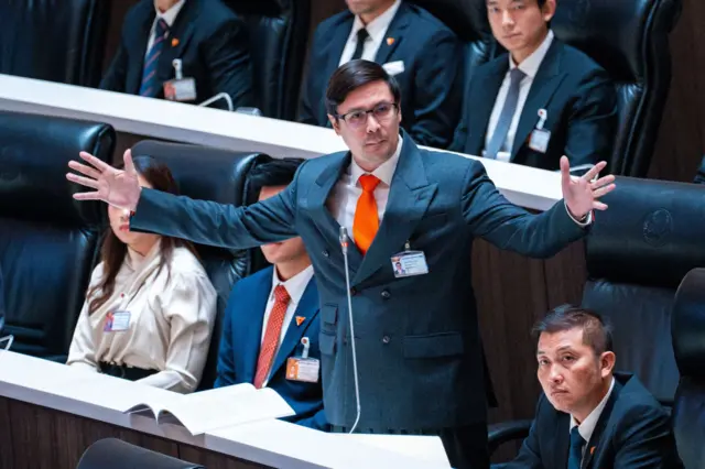 นายรังสิมันต์ โรม สส.แบบบัญชีรายชื่อจากพรรคประชาชน อภิปรายว่านายอนุทิน ชาญวีรกูล ไม่มีคุณสมบัติเป็นนายกรัฐมนตรีตามรัฐธรรมนูญมาตรา 160 เนื่องจาก "ปราศจากความซื่อสัตย์สุจริตเป็นที่ประจักษ์"