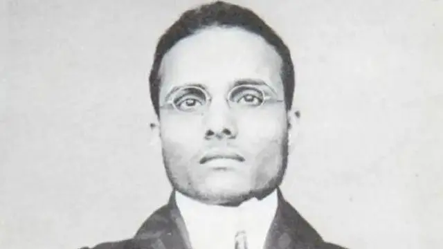 13 मार्च 1910 ला व्हिक्टोरिया स्टेशनवर अटक केल्यानंतर घेण्यात आलेला सावरकरांचा फोटो