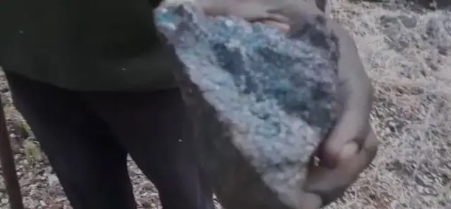 जंगलाच्या आत अर्धा ते एक किलोमीटर चालत जाऊन काचेपार डोंगरापर्यंत पोहचल्यानंतर लक्ष्मण मडावीने हातातली कुऱ्हाड एका दगडावर मारली.