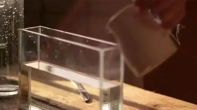 Kwanza kuchukua chombo cha kioo, kuongeza maji na matone machache ya maziwa.