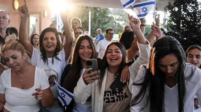 Семья и друзья Алона Охеля, одного из семи израильских заложников, освобожденных ХАМАС