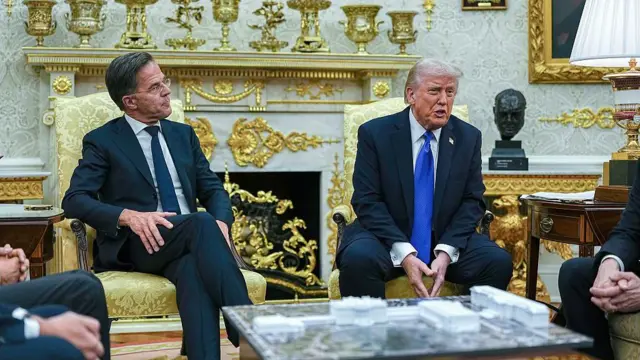 NATO Genel Sekreteri Mark Rutte ile ABD Başkanı Donald Trump, Beyaz Saray'da görülüyor. Trump kameralara konuşuyor, Rutte ise onu dinliyor.