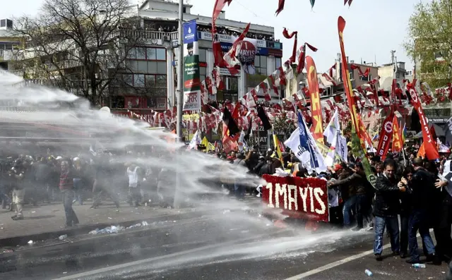 2015'te Taksim'e çıkmak isteyen gruplara polis müdahale etmişti. AYM, 2014 ve 2015'teki yasaklamalarla ilgili yapılan başvuruda "hak ihlali" kararı verdi.