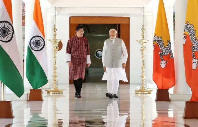 ভারতের প্রধানমন্ত্রী নরেন্দ্র মোদীর সঙ্গে ভুটানের রাজা জিগমে কেশার নামিগয়াল ওয়াংচুক, দিল্লিতে, এপ্রিল ২০২৩