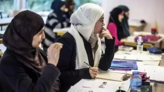 हिजाब में पढ़ाई करतीं लड़कियां
