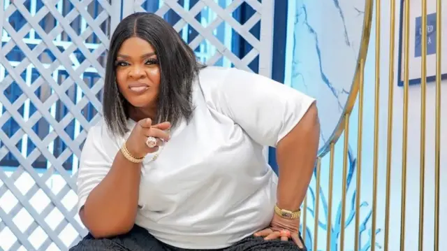 Allwell Ademola wọ aṣọ funfun ati ṣokoto dudu