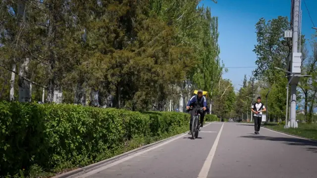 Вело жол бишкектиктердин саламаттыгы үчүн да абдан маанилүү. Бишкек Башкы архитектура бул идеяны сүрөйбүз деген менен имаратында вело токтото турган бир да орун жок