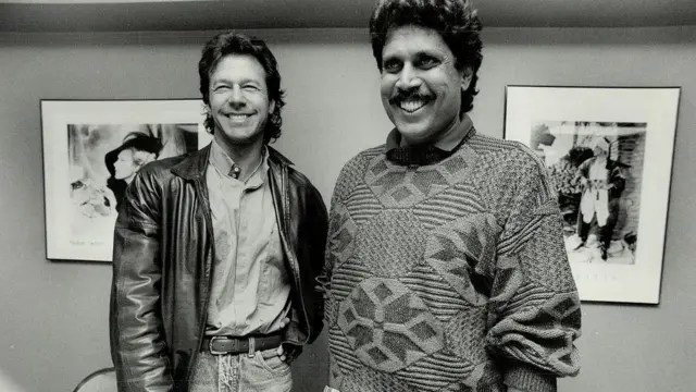 ইমরান খান (বাঁয়ে) আর কপিল দেব (ডানে)