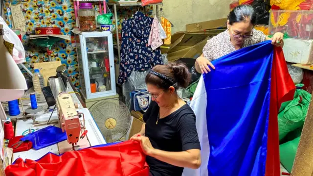 Thợ may tại Hà Nội chuẩn bị quốc kỳ Nga trước chuyến thăm của ông Putin