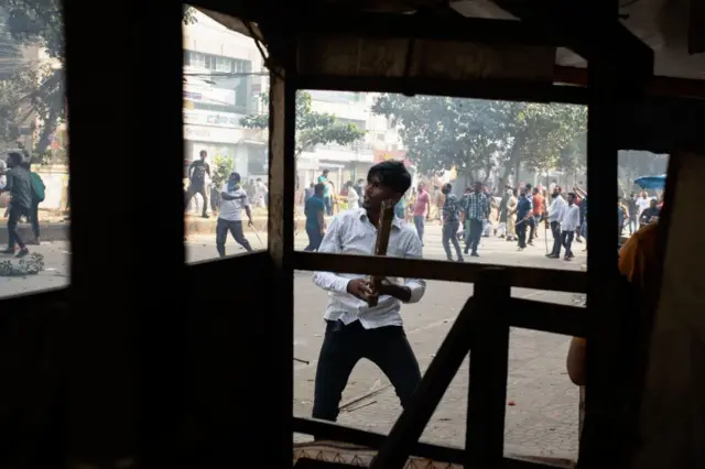 வங்கதேசத் தேர்தல் நெருங்கும் சமயத்தில் அங்கு வன்முறை வெடித்து ஏன்?