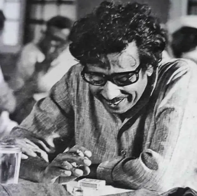 या चित्रपटामध्ये निळू फुले यांनी साकारलेली दिगू टिपणीस या पत्रकाराची भूमिका ही अत्यंत खास आणि वेगळ्या प्रकारची ठरली. 