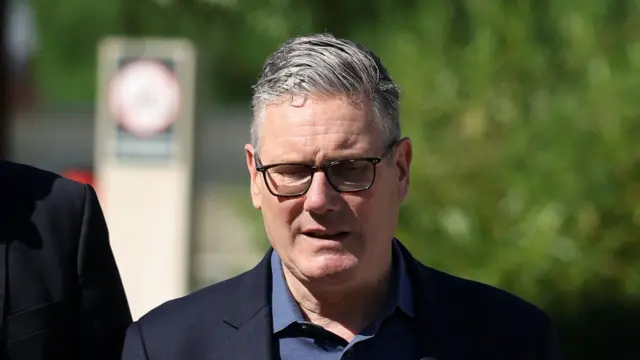 Premier Wielkiej Brytanii Keir Starmer podczas wizyty na osiedlu mieszkaniowym w północnym Londynie. Wielka Brytania, 19 czerwca 2026 r. Peter Macdiarmid/Pool via REUTERS