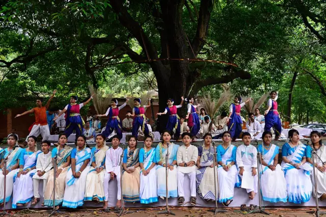 ২০১৬ সালে চারুকলা অনুষদের বকুল তলায় শরৎ উৎসবের আয়োজনের ছবি এটি