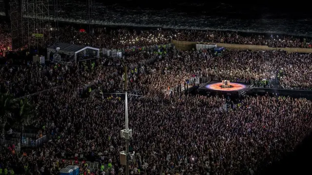 Vista aérea do show da Lady Gaga na praia de Copacabana