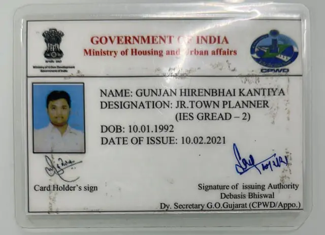 ગુંજનના નકલી આઈકાર્ડ