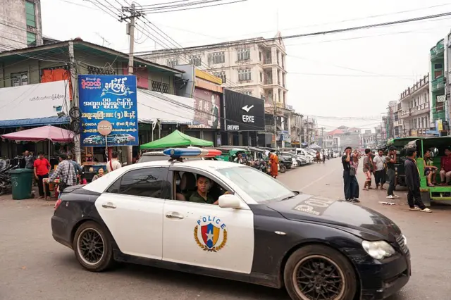 လားရှိုးမြို့ထဲ ကိုးကန့်ရဲတွေ လုံခြုံရေးကင်းလှည့်နေတဲ့ မြင်ကွင်း (ပုံဟောင်း)