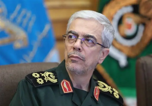 نمایی از چهره محمد باقری که به سمت راست خود نگاه می‌کند