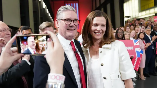 کی‌یر استارمر در کنار همسرش ویکتوریا