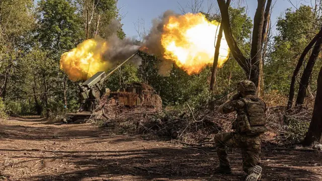 Українські солдати стріляють з української артилерійської установки "Богдана" зі своєї артилерійської позиції в напрямку Торецька, Україна, 31 серпня 2025 року. 