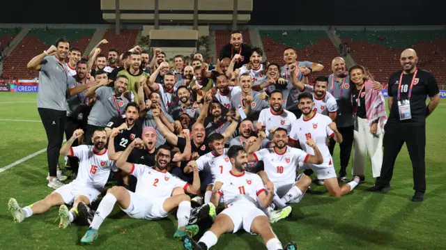 احتفال للاعبي المنتخب الأردني في مسقط بعد الفوز على سلطنة عُمان في تصفيات كأس العالم 2026