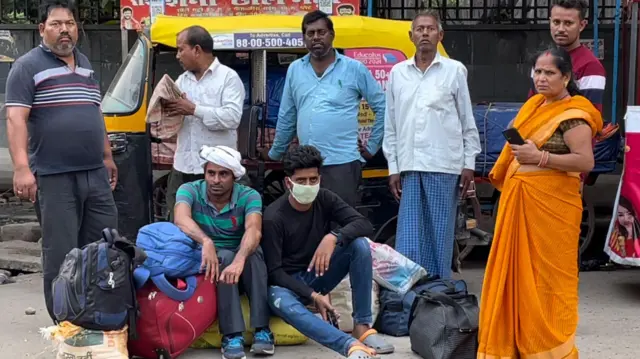 पटना में वाहनों का इंतज़ार करते लोग