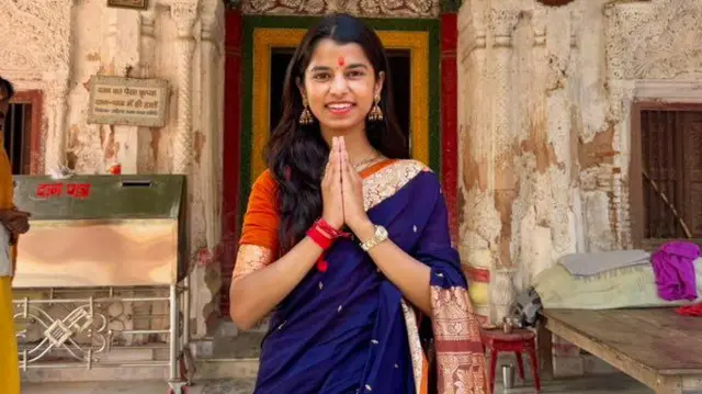 मैथिली ठाकुर एक मंदिर में