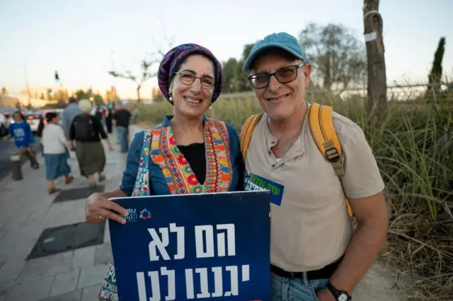Yisrael (eşiyle birlikte) savaşın "Hamas tamamen yenildiğinde" sona ereceğini söylüyor.