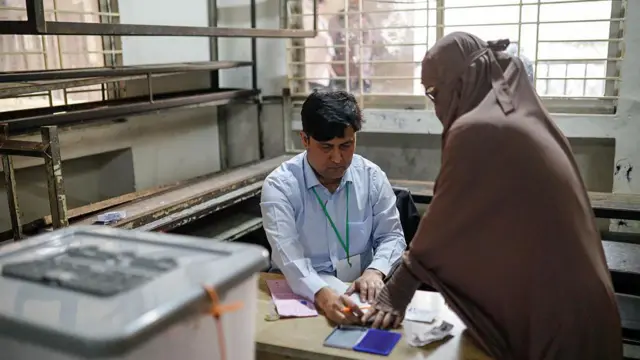 একজন নারী ভোটার ভোট দিচ্ছেন