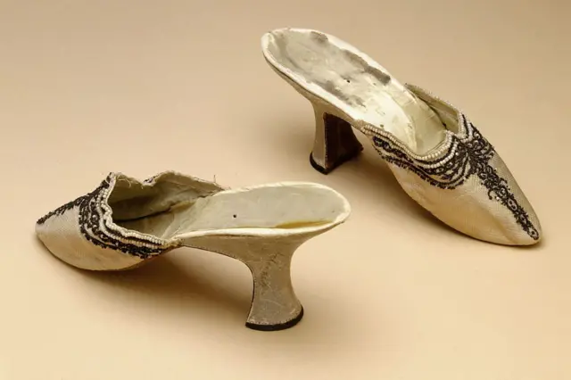 Las zapatillas de seda con cuentas que usó la reina se encuentran entre los artículos que se exhibieron en la exposición "Estilo María Antonieta" en el Museo Victoria & Albert de Londres.