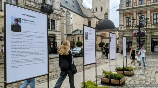 Tiểu sử các liệt sĩ trước tòa thị chính Lviv.