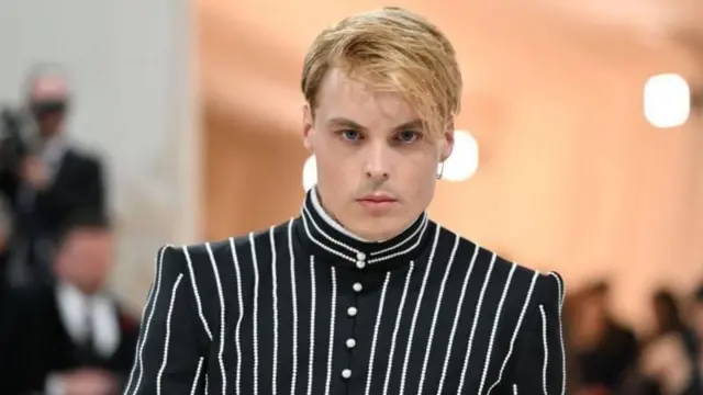 গুস্তাভ ম্যাগনার ১৯ বছর বয়সেই তার বাবার নরওয়েজিয়ান ফিশিং কোম্পানি সালমারের অংশের মালিকানা পেয়ে যান