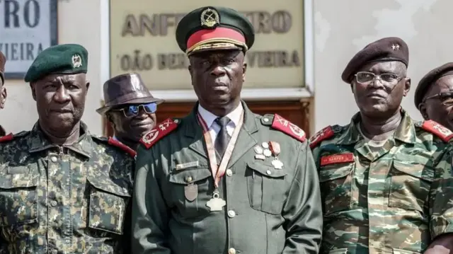 Jenerali Horta N'Tam (katikati) aliapishwa kuwa kiongozi wa nchi siku moja baada ya mapinduzi
