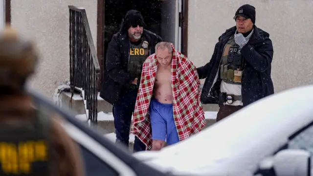 ICE agenti odvode iz kuće muškarca tokom racije u Mineapolisu