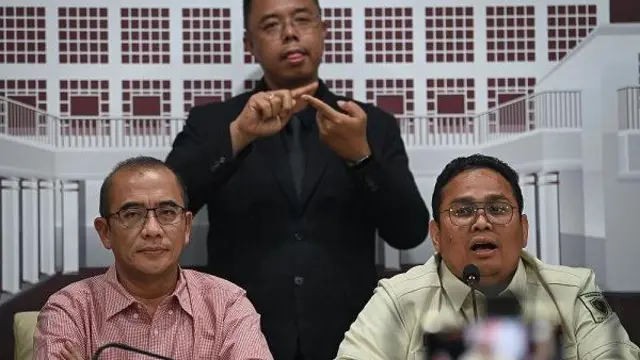Ketua KPU Hasyim Asy'ari (kiri) bersama Ketua Bawaslu Rahmat Bagja (kanan) menyampaikan keterangan kepada wartawan terkait perkembangan rekapitulasi suara Pemilu 2024 di Kantor KPU, Jakarta, Kamis (15/2/2024).