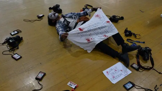 Seniman Wanggi Hoed mementaskan seni pantomim hari kebebasan pers sedunia atau World Press Freedom Day