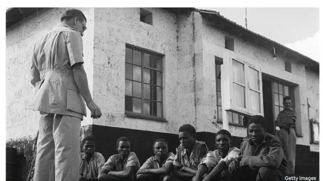 Awọn ọmọ Kenya pẹlu oyinbo Gẹẹsi kan