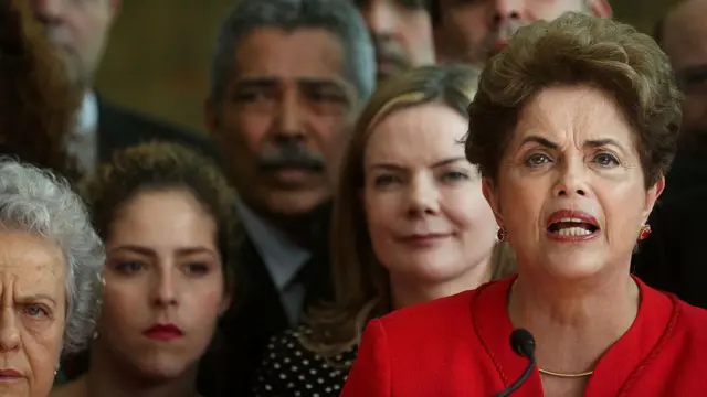 Ex-presidente Dilma Rousseff dá discurso no Senado brasileiro, depois de ser afastada do cargo, em 2016.