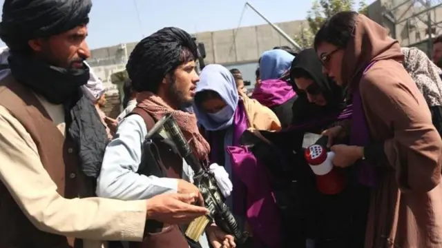 در اولین روزهای ورود طالبان اعتراضات زنان آغاز شد