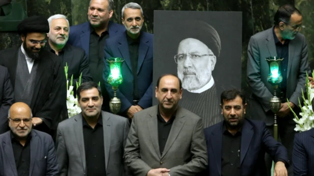 عکس ابراهیم رئیسی در میان نمایندگان مجلس ایران