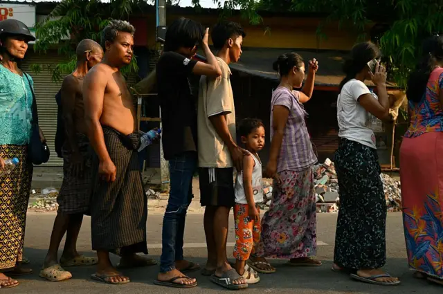 စစ်ကိုင်းမြို့က ငလျင်ဘေးသင့်ခဲ့တဲ့သူတချို့ ရိက္ခာအလှူအတွက် တန်းစီယူနေတဲ့ မြင်ကွင်း