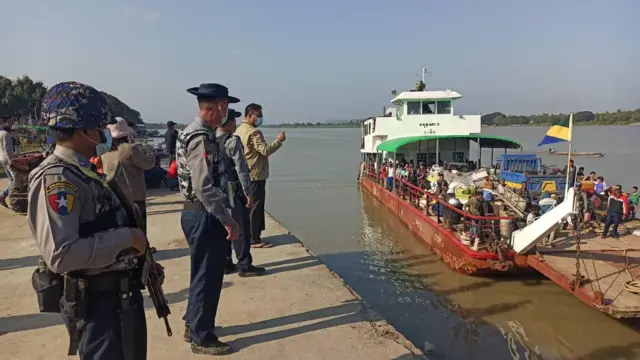 ပြည်တွင်းရေကြောင်းအောက်က ကျောက်တော်- ပလက်ဝသွား မြစ်ကူးရေယာဥ် ၂ စီးကို အေအေက ပြီးခဲ့တဲ့တစ်ပတ်ကျော်တုန်းက ယူဆောင်သွားခဲ့ပါတယ်